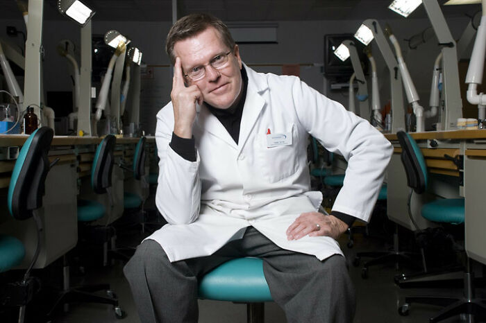 Someone Asks Dentists “Why Do You Talk To Your Patients While Your Hands Are In Their Mouths?”, Gets 26 Honest Answers