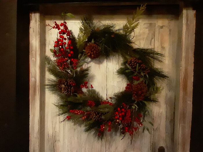 This Simple Christmas Wreath From A Cozy Italian Restaurant