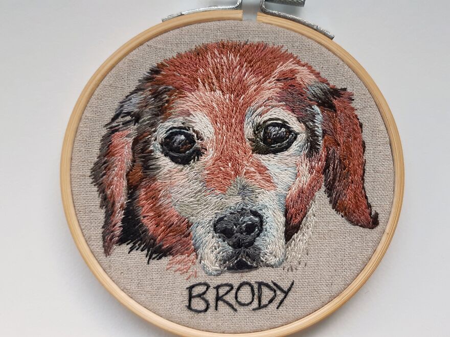 I Made My First Pet Embroidery Of Our Family Dog Who Passed Away For My Mom In 2018, Now I Make Them Professionally