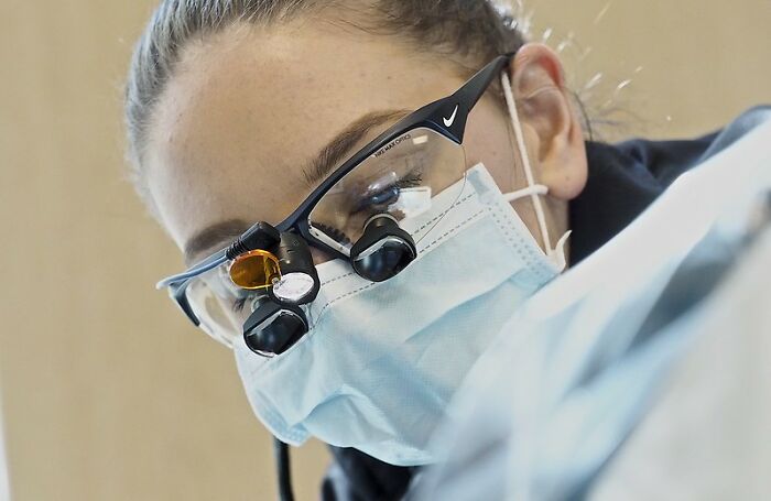 Someone Asks Dentists “Why Do You Talk To Your Patients While Your Hands Are In Their Mouths?”, Gets 26 Honest Answers