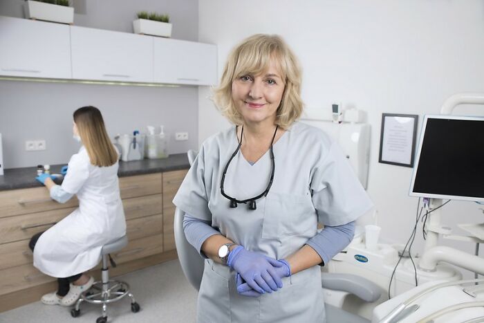 Someone Asks Dentists “Why Do You Talk To Your Patients While Your Hands Are In Their Mouths?”, Gets 26 Honest Answers