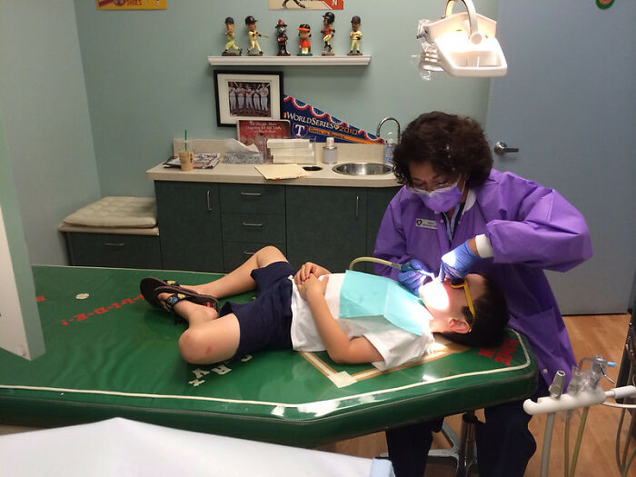 Someone Asks Dentists “Why Do You Talk To Your Patients While Your Hands Are In Their Mouths?”, Gets 26 Honest Answers