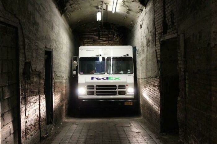 FedEx Truck Down An Alley In NYC