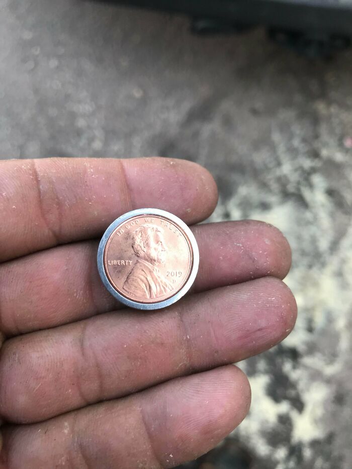 Coworker Took Off His Ring And Put It In His Pocket, This Is How It Was When He Pulled It Back Out