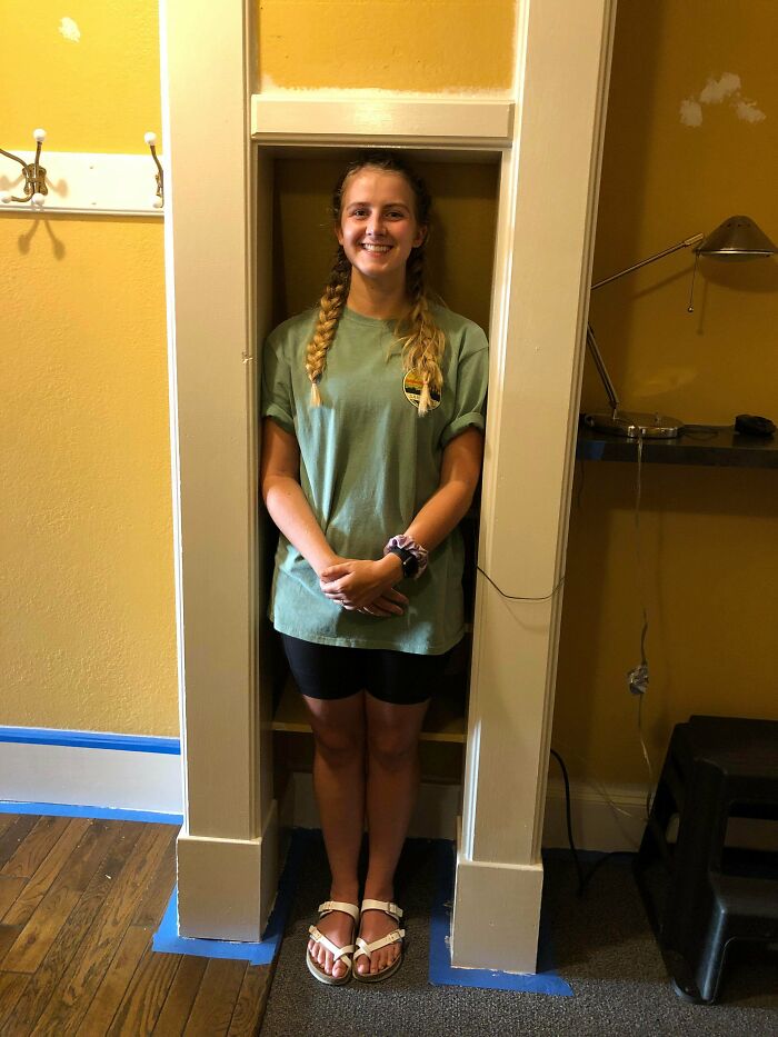 Went To A Restaurant And I Tried To Get Out Of Someone’s Way And Realized This Nook Was Perfect For Me