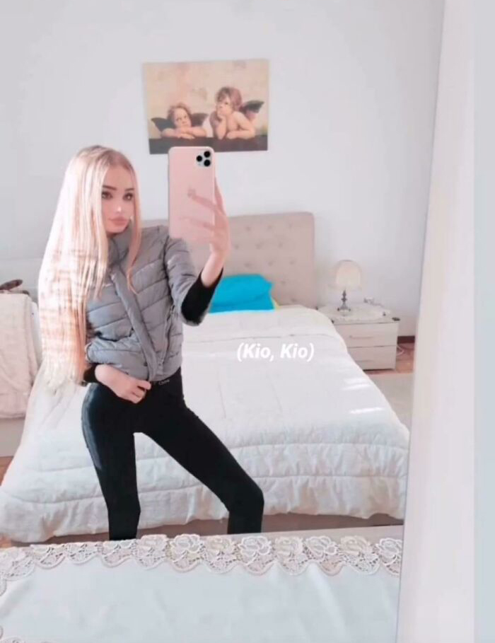 Look At The Face... Look At The Hand... Look At The Phone!