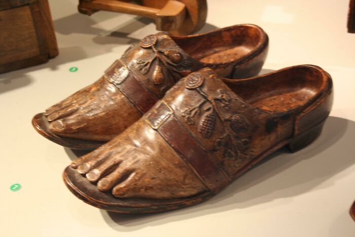 For All Those Times You Wanna Wear A Clog But Your Outfit Goes Better With Sandals