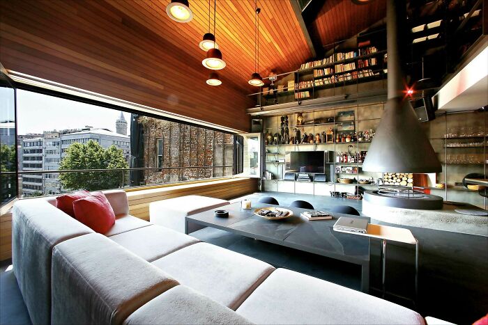 Warm Industrial Loft In Constantinople