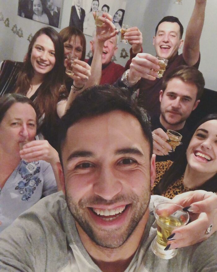 I’m Traveling Through Europe Alone From America And Just Met The Nicest Family In London. They Invited Me To Christmas Dinner 