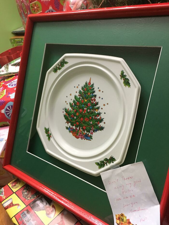 Grandma Gifts Last 7 Christmas Plates Left, After 30 Year Lasting Tradition, To Her 7 Grandchildren