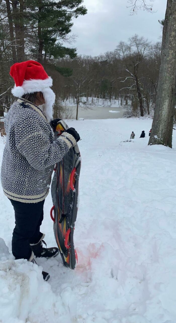 Neighborhood Kids Were Using This Lady’s Yard For Sledding Without Asking. She Responded By Blasting Xmas Music Out Her Window, Putting On A Santa Hat With A Beard And Joining Them