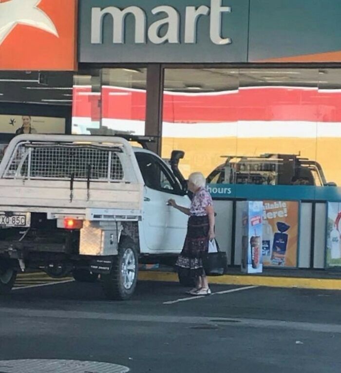 This Young Tradie Noticed This Lovely Lady With Her Groceries And Said "Happy Christmas. I'm Not Going To Let You Pay For That" Because He Misses His Nan