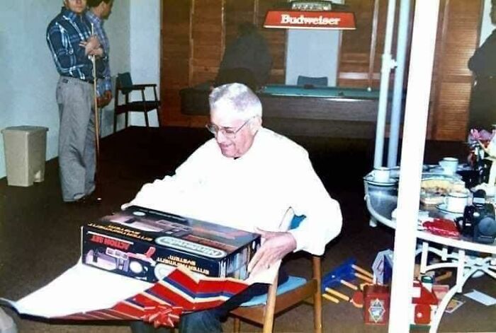 90s-Vintage-Christmas-Gifts-Photos