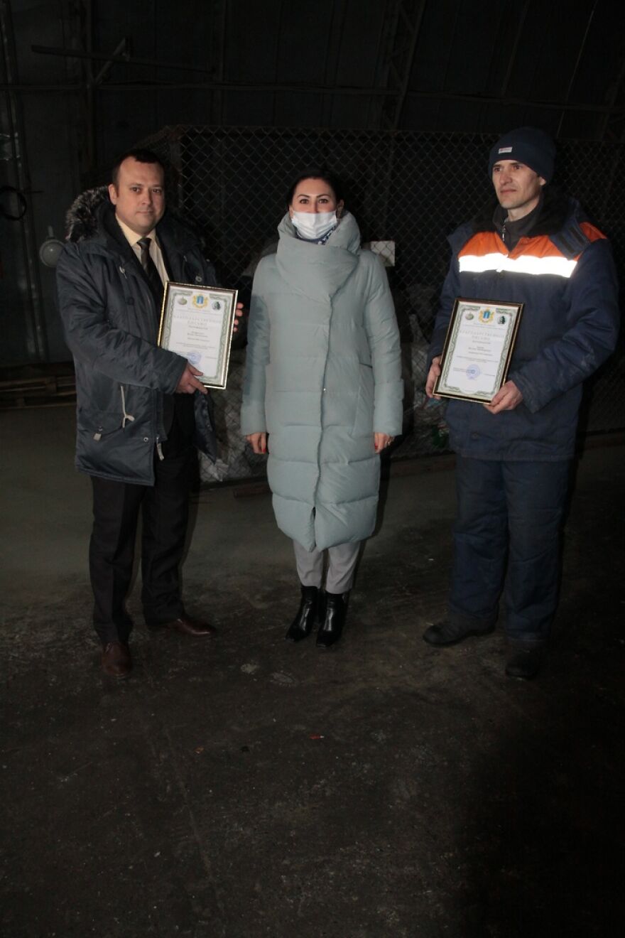 Worker Rescues Cat In A Bag Only Seconds Away From It Being Crushed By Garbage Machine Worker Rescues Cat In A Bag Only Seconds Away From It Being Crushed By Garbage Machine