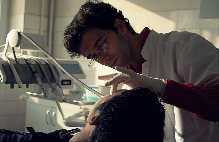 Someone Asks Dentists “Why Do You Talk To Your Patients While Your Hands Are In Their Mouths?”, Gets 26 Honest Answers