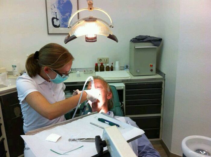Someone Asks Dentists “Why Do You Talk To Your Patients While Your Hands Are In Their Mouths?”, Gets 26 Honest Answers