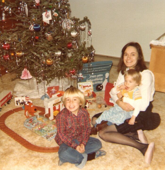 90s-Vintage-Christmas-Gifts-Photos