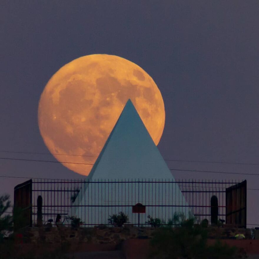 Meet Zach Cooley, The Photographer Who Calls Himself A "Moon Chaser" (50 Pics)