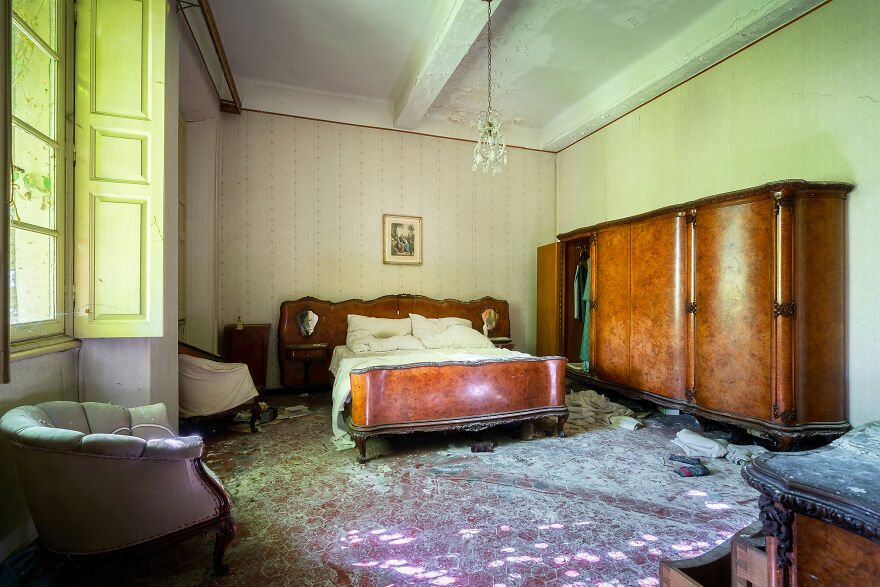 Here's What's Inside This Art-Nouveau Abandoned Palace That I Found Hidden In A Small Town (18 Pics) Here's What's Inside This Art-Nouveau Abandoned Palace That I Found Hidden In A Small Town (18 Pics)