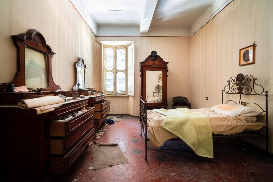 Here's What's Inside This Art-Nouveau Abandoned Palace That I Found Hidden In A Small Town (18 Pics) Here's What's Inside This Art-Nouveau Abandoned Palace That I Found Hidden In A Small Town (18 Pics)