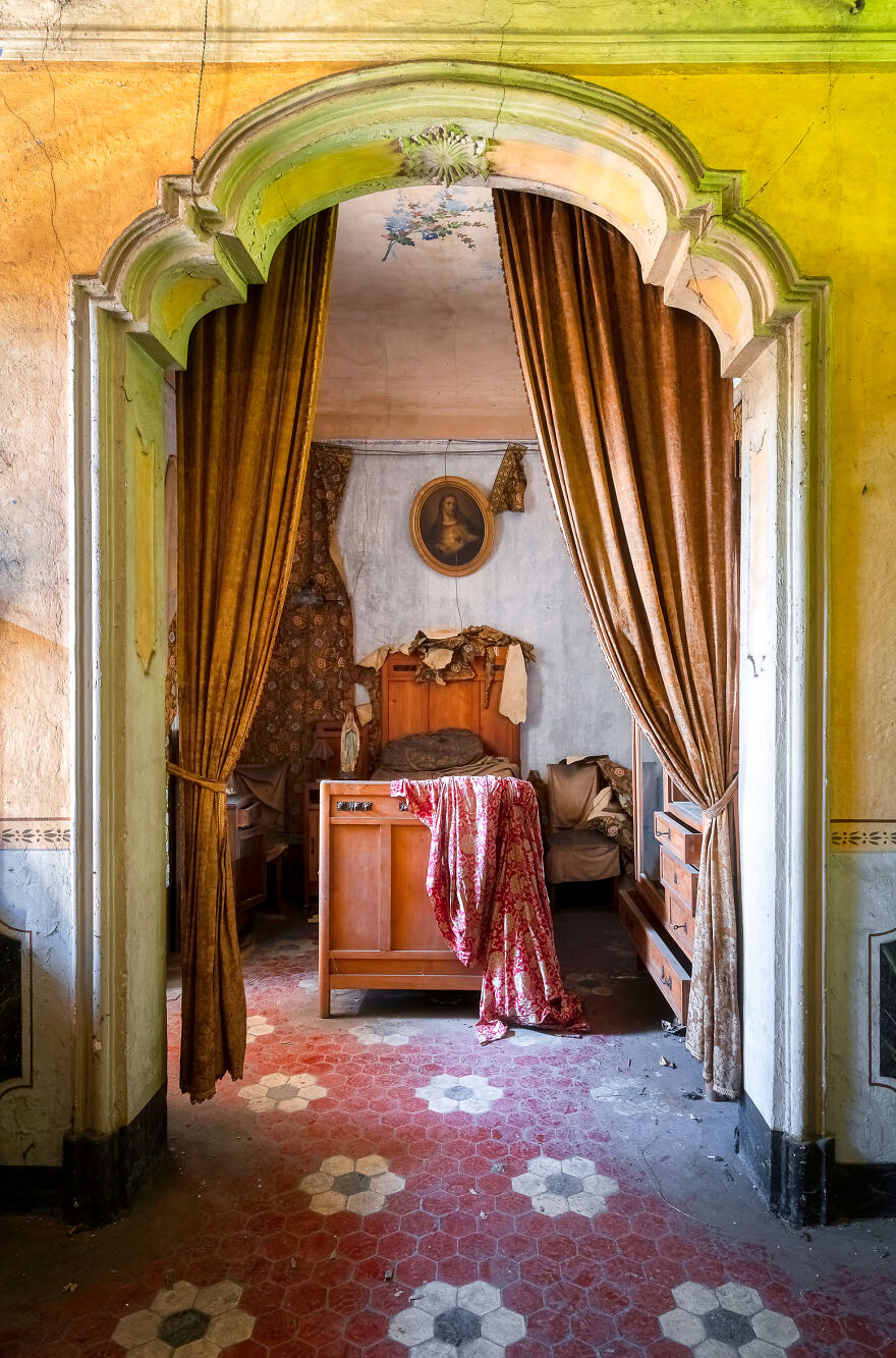 Here's What's Inside This Art-Nouveau Abandoned Palace That I Found Hidden In A Small Town (18 Pics) Here's What's Inside This Art-Nouveau Abandoned Palace That I Found Hidden In A Small Town (18 Pics)