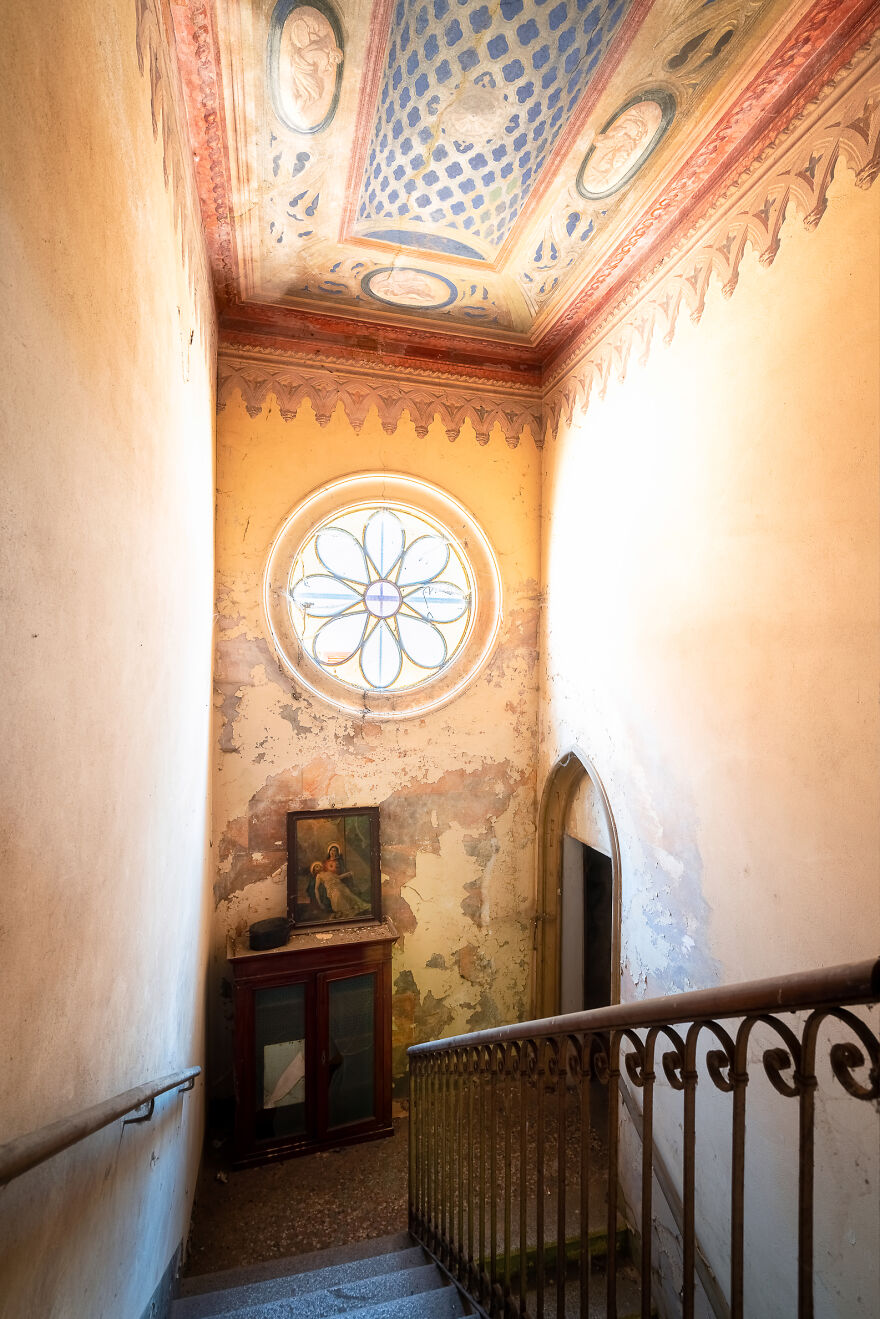 Here's What's Inside This Art-Nouveau Abandoned Palace That I Found Hidden In A Small Town (18 Pics)