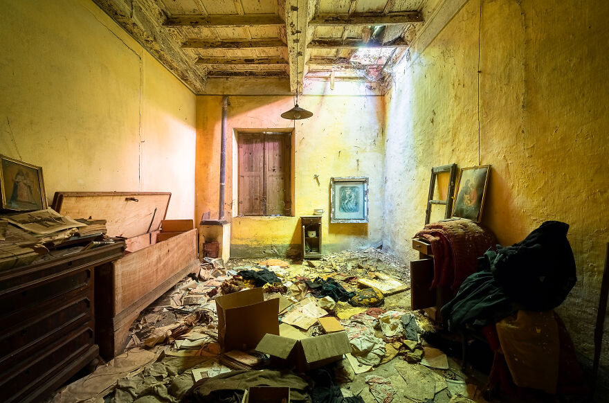 Here's What's Inside This Art-Nouveau Abandoned Palace That I Found Hidden In A Small Town (18 Pics) Here's What's Inside This Art-Nouveau Abandoned Palace That I Found Hidden In A Small Town (18 Pics)