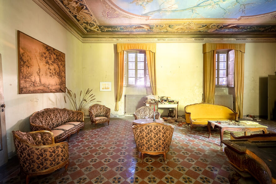 Here's What's Inside This Art-Nouveau Abandoned Palace That I Found Hidden In A Small Town (18 Pics) Here's What's Inside This Art-Nouveau Abandoned Palace That I Found Hidden In A Small Town (18 Pics)