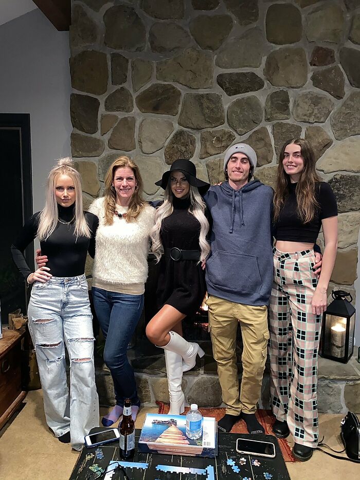 890K People On Twitter Are Cracking Up At This Dad Who Decided To Photoshop His Ex-Wife Out Of A Family Pic Before Posting It 890K People On Twitter Are Cracking Up At This Dad Who Decided To Photoshop His Ex-Wife Out Of A Family Pic Before Posting It