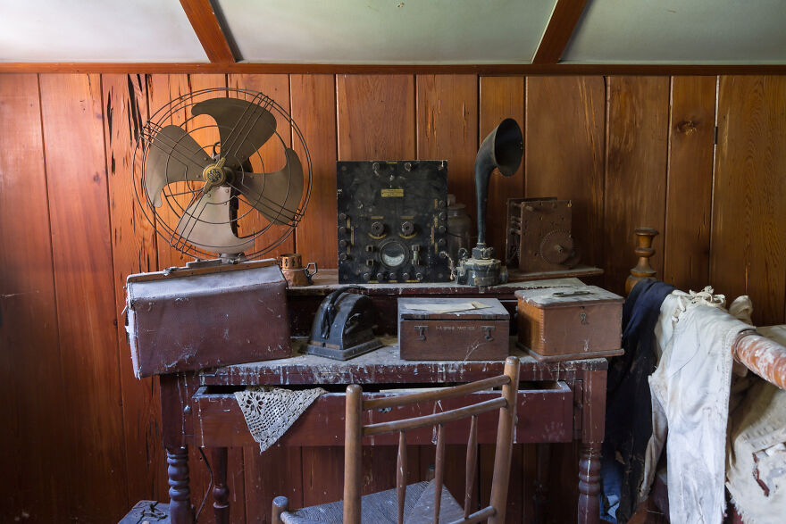 I Found An Abandoned 19-Century Cottage That Belonged To An Enigmatic Clockmaker And Collector Of Curios (27 Pics) I Found An Abandoned 19-Century Cottage That Belonged To An Enigmatic Clockmaker And Collector Of Curios (27 Pics)