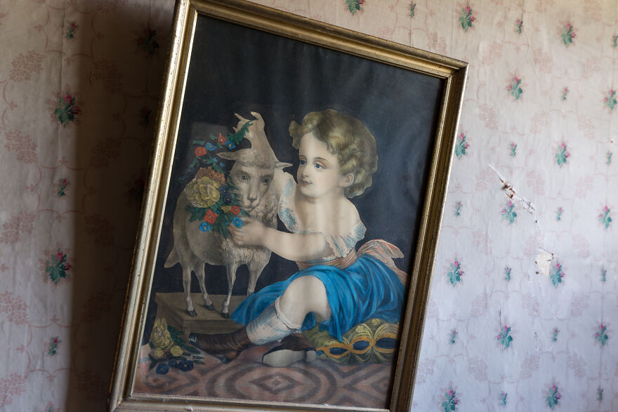 I Found An Abandoned 19-Century Cottage That Belonged To An Enigmatic Clockmaker And Collector Of Curios (27 Pics) I Found An Abandoned 19-Century Cottage That Belonged To An Enigmatic Clockmaker And Collector Of Curios (27 Pics)