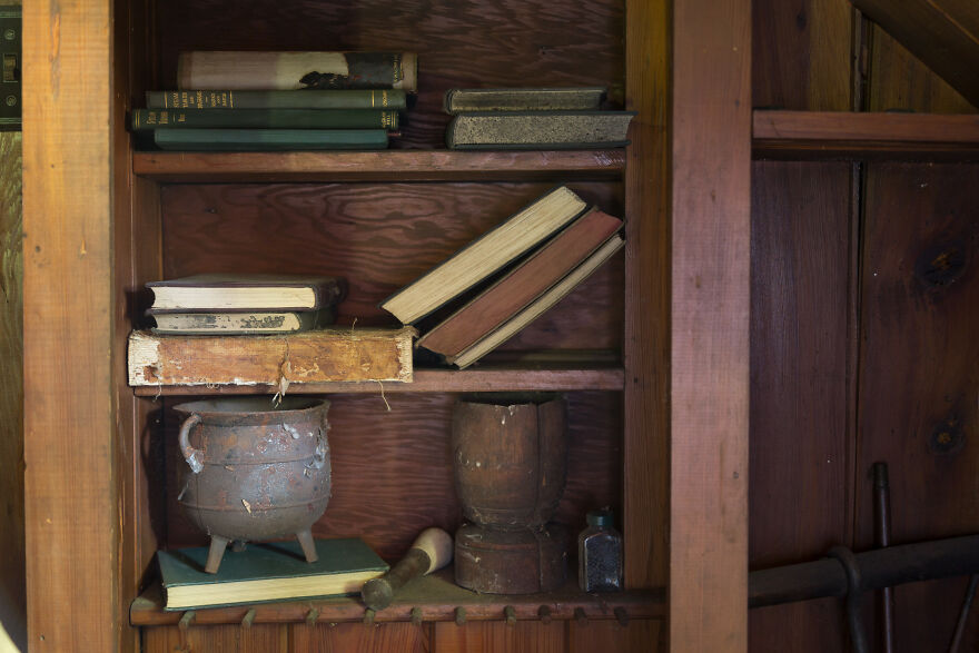 I Found An Abandoned 19-Century Cottage That Belonged To An Enigmatic Clockmaker And Collector Of Curios (27 Pics)