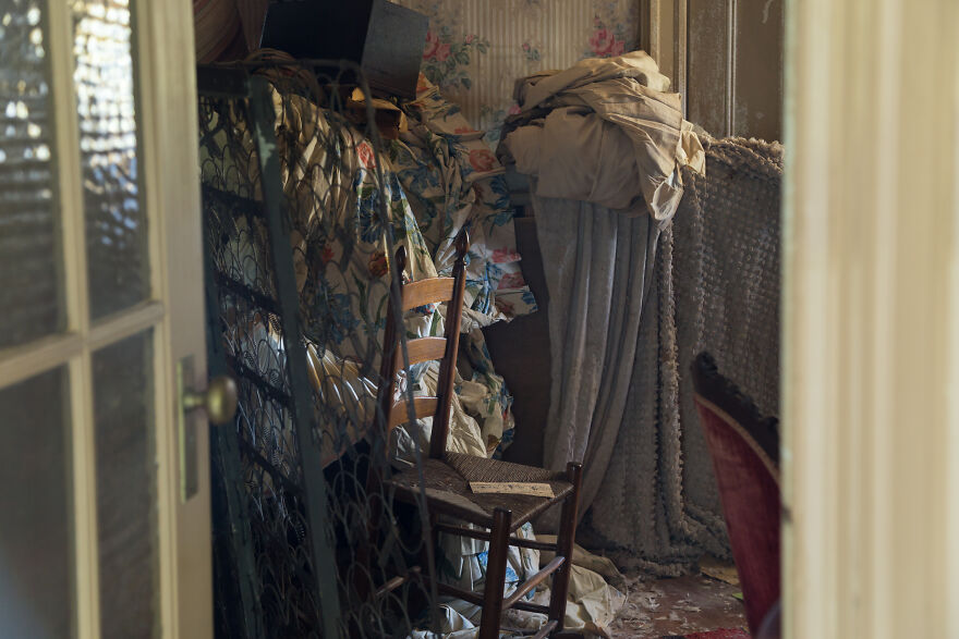 I Found An Abandoned 19-Century Cottage That Belonged To An Enigmatic Clockmaker And Collector Of Curios (27 Pics) I Found An Abandoned 19-Century Cottage That Belonged To An Enigmatic Clockmaker And Collector Of Curios (27 Pics)