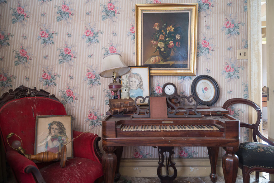 I Found An Abandoned 19-Century Cottage That Belonged To An Enigmatic Clockmaker And Collector Of Curios (27 Pics) I Found An Abandoned 19-Century Cottage That Belonged To An Enigmatic Clockmaker And Collector Of Curios (27 Pics)
