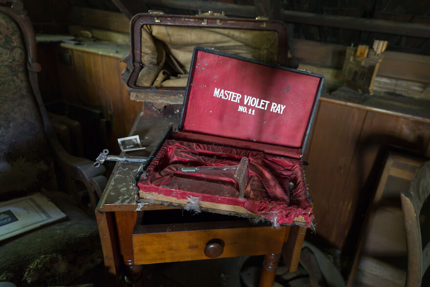 I Found An Abandoned 19-Century Cottage That Belonged To An Enigmatic Clockmaker And Collector Of Curios (27 Pics)