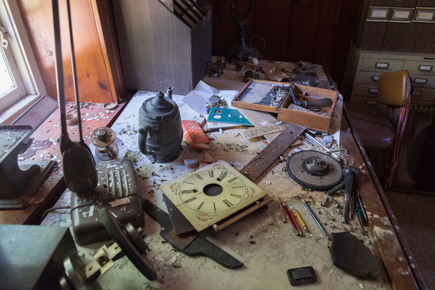 I Found An Abandoned 19-Century Cottage That Belonged To An Enigmatic Clockmaker And Collector Of Curios (27 Pics) I Found An Abandoned 19-Century Cottage That Belonged To An Enigmatic Clockmaker And Collector Of Curios (27 Pics)