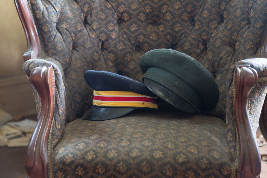 I Found An Abandoned 19-Century Cottage That Belonged To An Enigmatic Clockmaker And Collector Of Curios (27 Pics) I Found An Abandoned 19-Century Cottage That Belonged To An Enigmatic Clockmaker And Collector Of Curios (27 Pics)