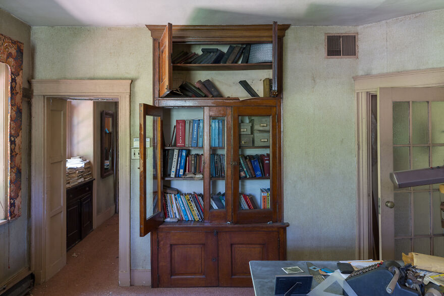 I Found An Abandoned 19-Century Cottage That Belonged To An Enigmatic Clockmaker And Collector Of Curios (27 Pics) I Found An Abandoned 19-Century Cottage That Belonged To An Enigmatic Clockmaker And Collector Of Curios (27 Pics)