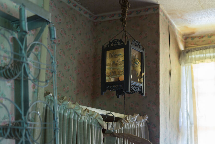 I Found An Abandoned 19-Century Cottage That Belonged To An Enigmatic Clockmaker And Collector Of Curios (27 Pics)