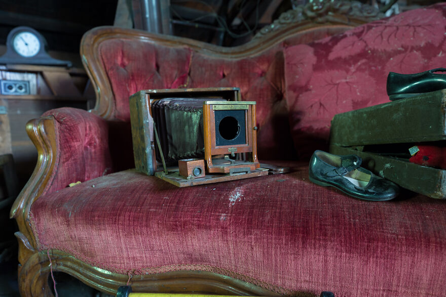 I Found An Abandoned 19-Century Cottage That Belonged To An Enigmatic Clockmaker And Collector Of Curios (27 Pics) I Found An Abandoned 19-Century Cottage That Belonged To An Enigmatic Clockmaker And Collector Of Curios (27 Pics)