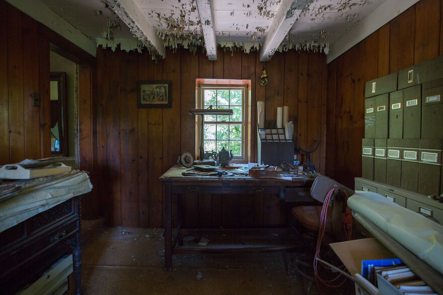I Found An Abandoned 19-Century Cottage That Belonged To An Enigmatic Clockmaker And Collector Of Curios (27 Pics) I Found An Abandoned 19-Century Cottage That Belonged To An Enigmatic Clockmaker And Collector Of Curios (27 Pics)