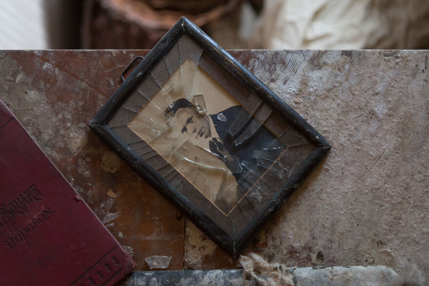 I Found An Abandoned 19-Century Cottage That Belonged To An Enigmatic Clockmaker And Collector Of Curios (27 Pics)