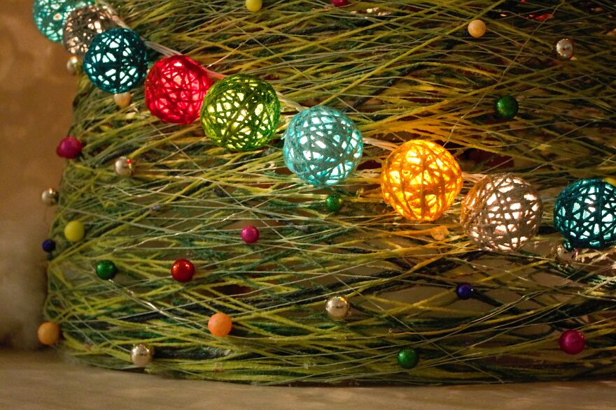 Here Are 19 Pics Of Our Unconventional-Looking Christmas Tree Made From 2 Gallons Of Glue, 15 Pounds Of Corn Starch, And Yarn