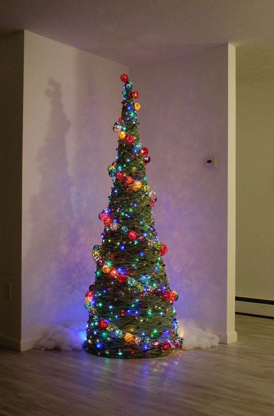 Here Are 19 Pics Of Our Unconventional-Looking Christmas Tree Made From 2 Gallons Of Glue, 15 Pounds Of Corn Starch, And Yarn Here Are 19 Pics Of Our Unconventional-Looking Christmas Tree Made From 2 Gallons Of Glue, 15 Pounds Of Corn Starch, And Yarn