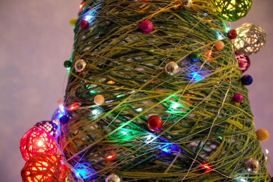 Here Are 19 Pics Of Our Unconventional-Looking Christmas Tree Made From 2 Gallons Of Glue, 15 Pounds Of Corn Starch, And Yarn