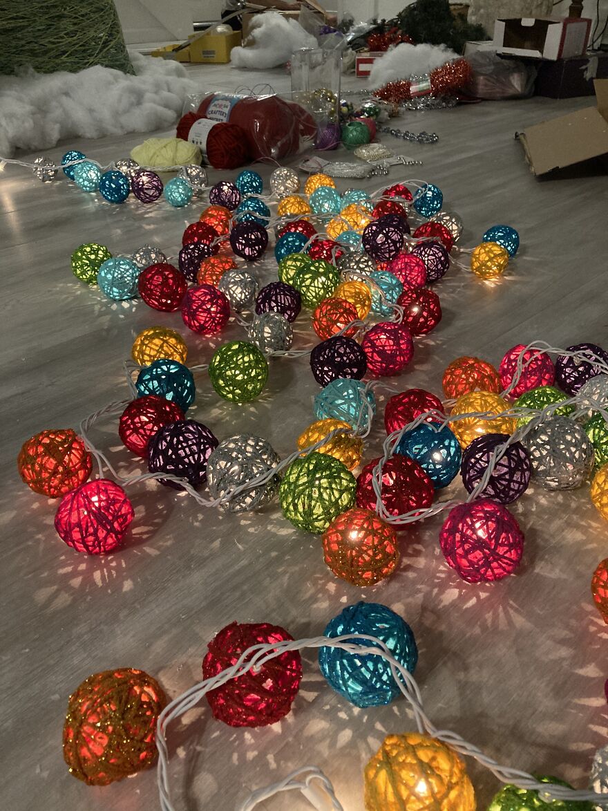 Here Are 19 Pics Of Our Unconventional-Looking Christmas Tree Made From 2 Gallons Of Glue, 15 Pounds Of Corn Starch, And Yarn