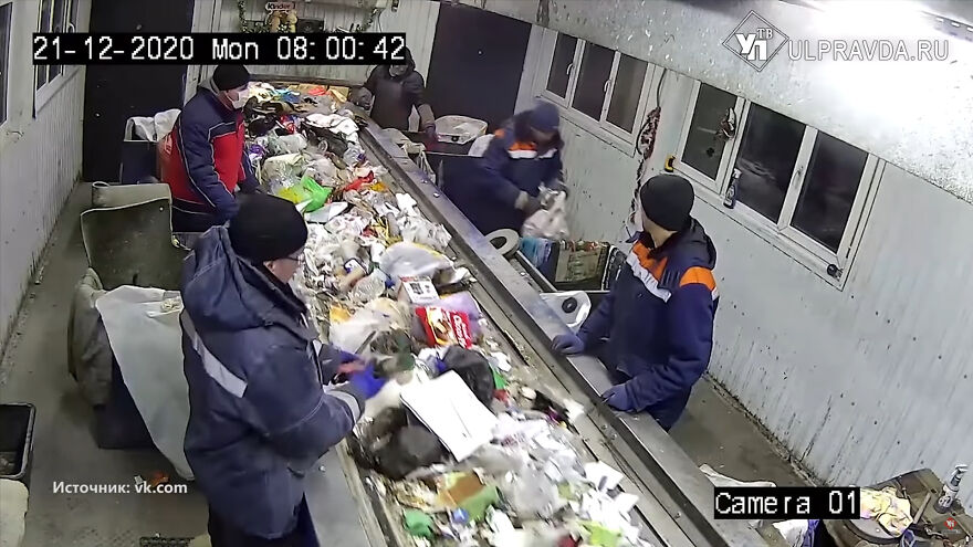 Worker Rescues Cat In A Bag Only Seconds Away From It Being Crushed By Garbage Machine Worker Rescues Cat In A Bag Only Seconds Away From It Being Crushed By Garbage Machine