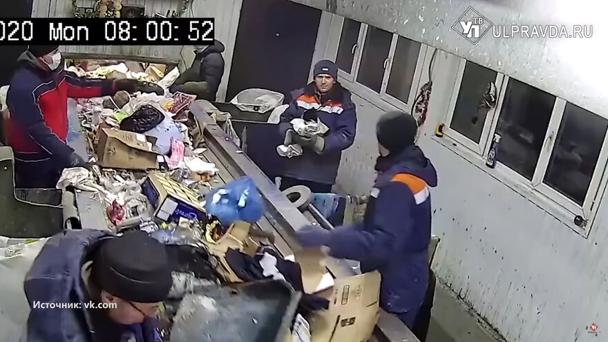 Worker Rescues Cat In A Bag Only Seconds Away From It Being Crushed By Garbage Machine Worker Rescues Cat In A Bag Only Seconds Away From It Being Crushed By Garbage Machine