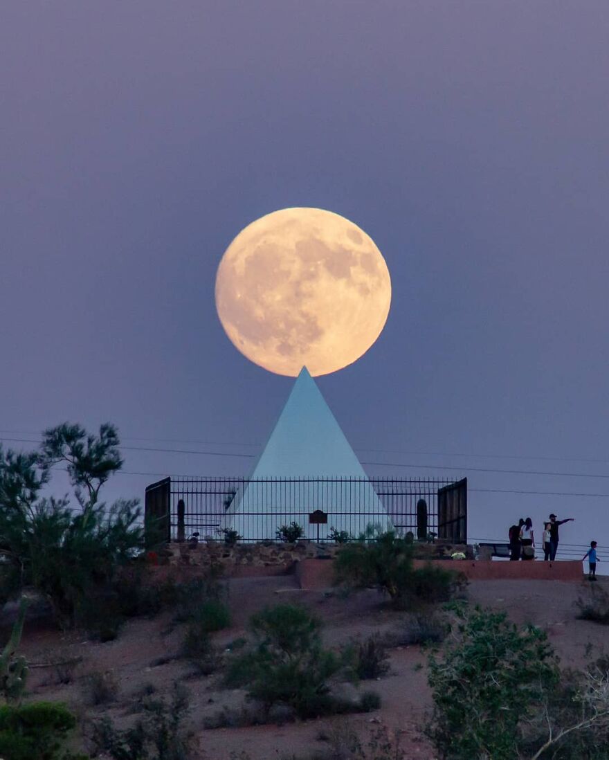 Meet Zach Cooley, The Photographer Who Calls Himself A "Moon Chaser" (50 Pics)