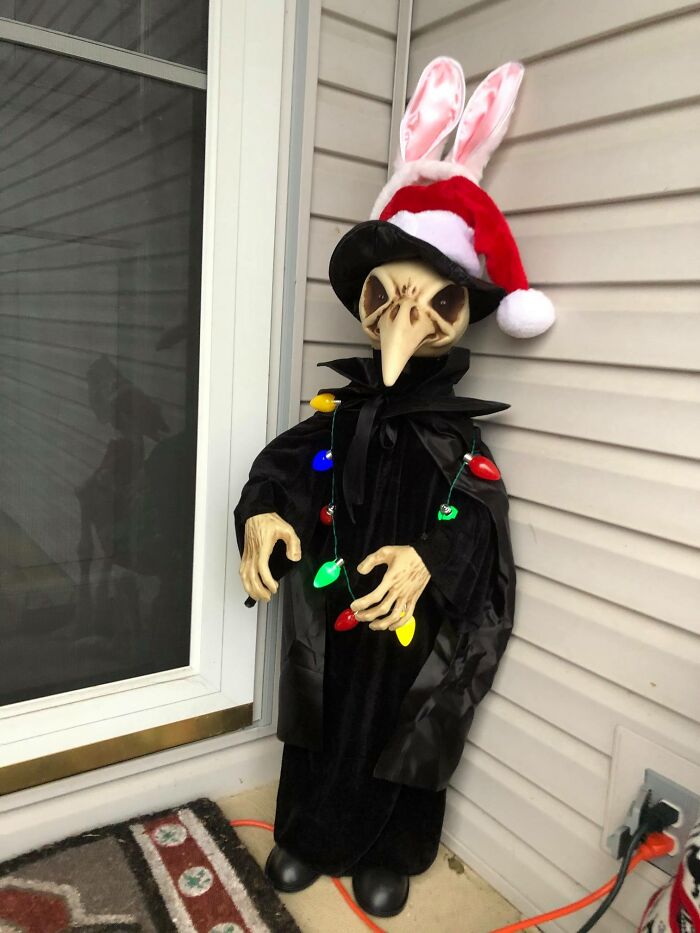 "Karen" Keeps Leaving Notes Complaining About Woman's Decorations, Woman Responds By Adding Even More "Karen" Keeps Leaving Notes Complaining About Woman's Decorations, Woman Responds By Adding Even More